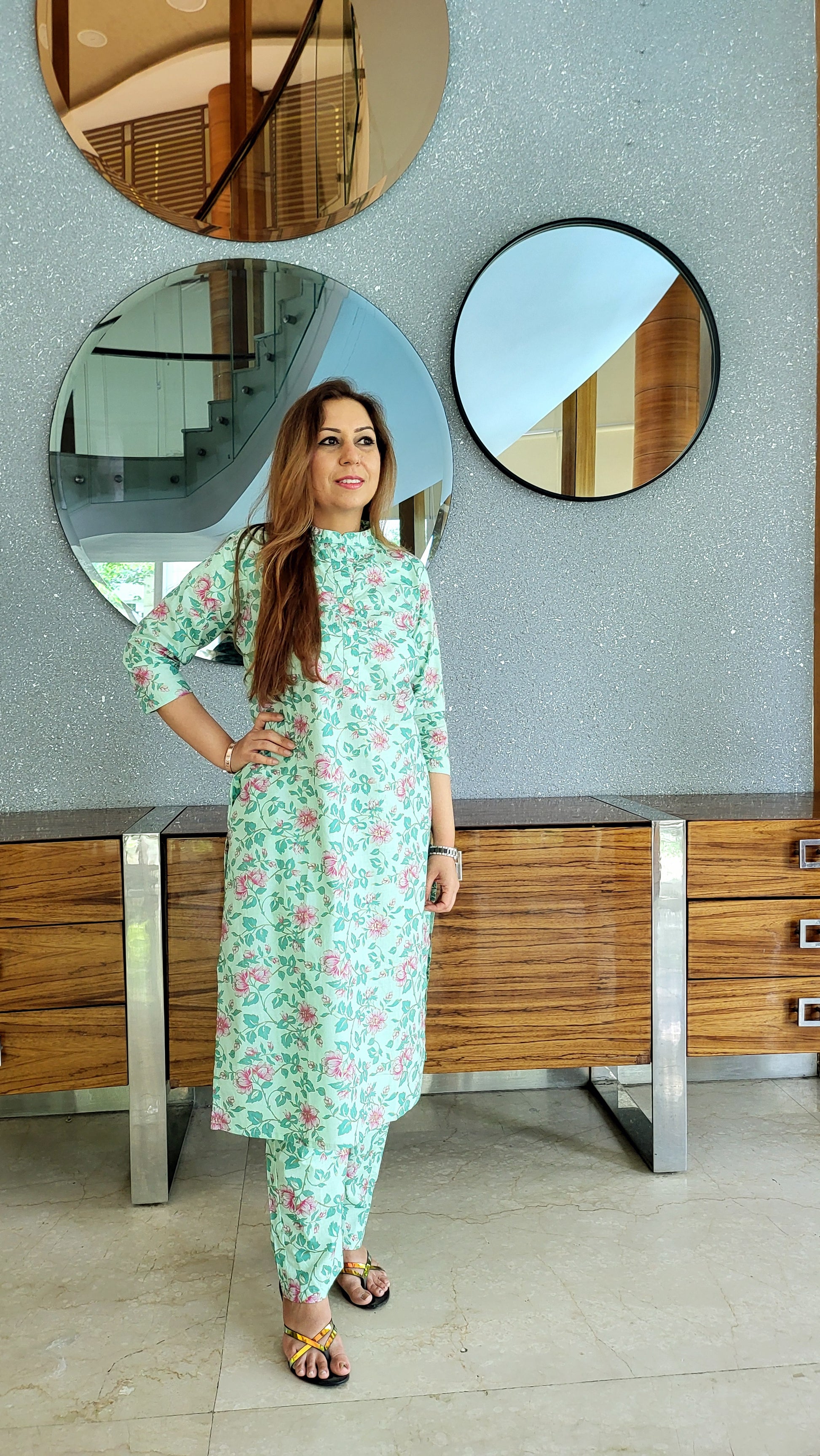 Pure cotton kurta with pink flower print in baareeki print